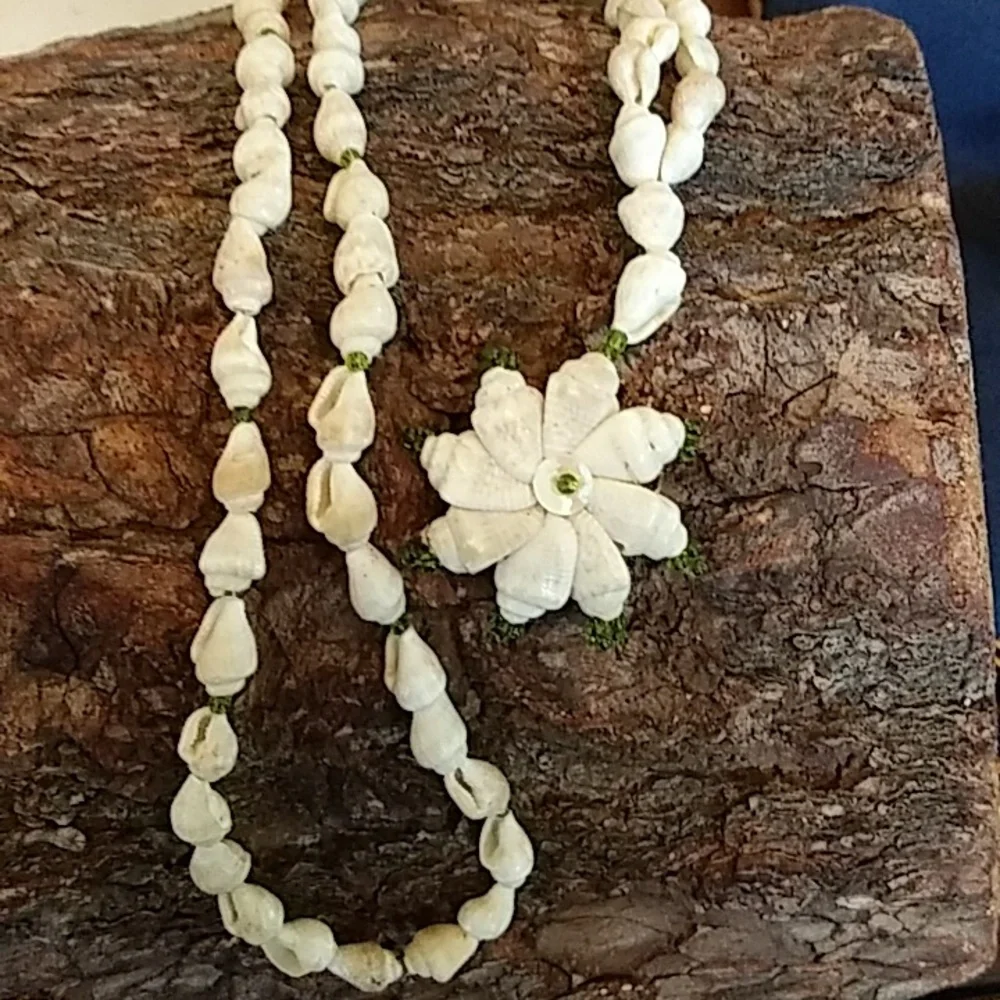 Seashell Stament Necklace With Floral Shells Pendant